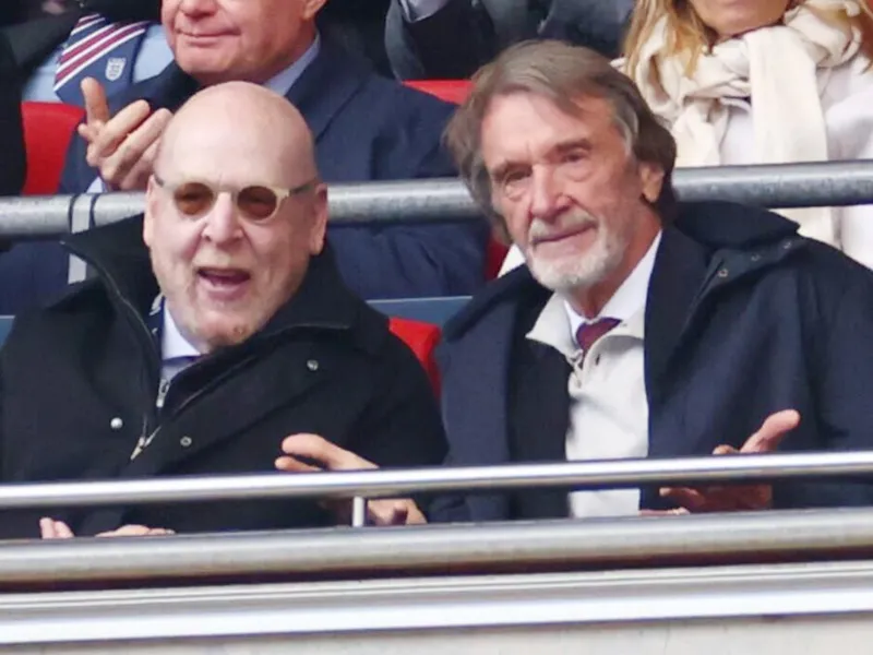Đại diện gia đình Glazer và chủ sở hữu thiểu số Sir Jim Ratcliffe (phải).