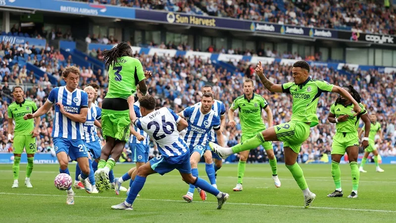 Brighton và Fulham kết thúc hòa 1-1 trước khi được thông báo về các chết của một cổ động viên 72 tuổi.