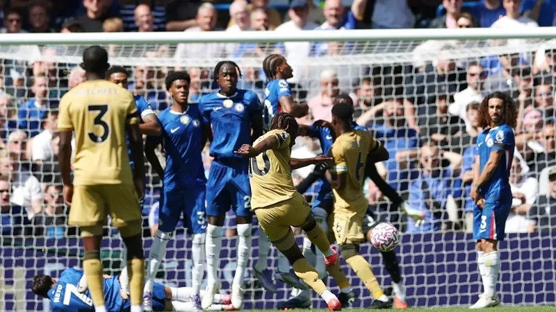 Khi Eze sút bóng, Marc Guehi đã tiến quá gần hàng rào Chelsea nên bị coi là phạm luật