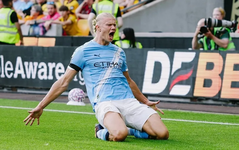 Erling Haaland ăn mừng bàn thắng vào lưới Wolves