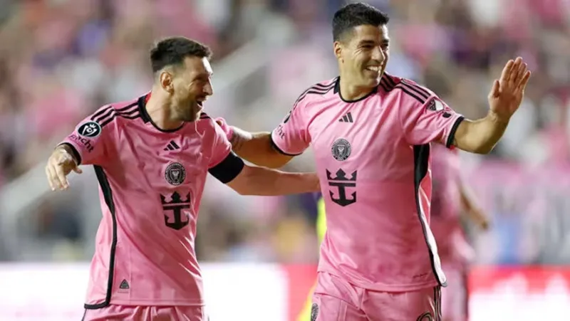 Luis Suarez tiết lộ anh và Lionel Messi đã bàn về kế hoạch cùng nhau giải nghệ.