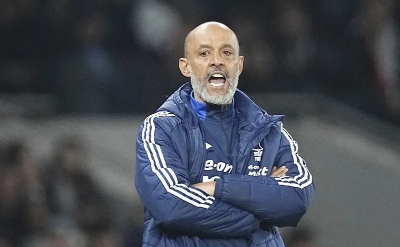 HLV Nuno Espirito Santo thừa nhận lo lắng về sự ổn định công việc tại của Nottingham Forest.