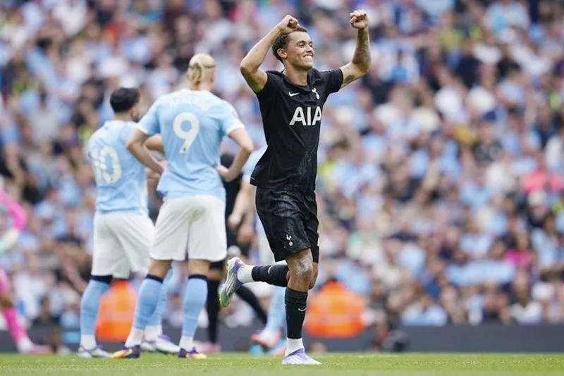 Brennan Johnson khai mở chiến thắng ấn tượng 2-0 ngay trên sân Man.City.