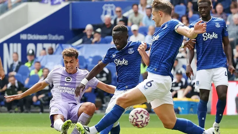 Pha tranh bóng quyết liệt giữa Brigrhton (trái) và Everton