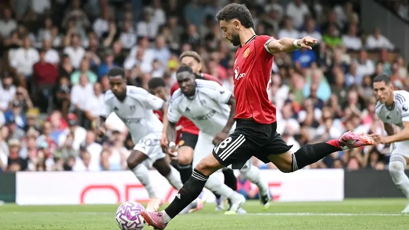 Bruno Fernandes sút hỏng quả 11m