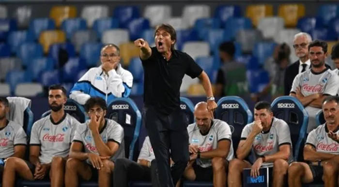 HLV Antonio Conte và Napoli chiến thắng trước Cagliari để duy trì thành tích toàn thắng ở mùa giải mới. 