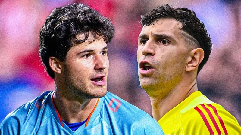 Manchester United chọn Senne Lammens (trái) thay vì Emiliano Martinez