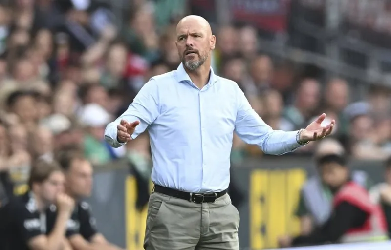 HLV Erik ten Hag cho biết ông cũng như cả thế giới bóng đá đều bàng hoàng với quyết định của Bayer Leverkusen.