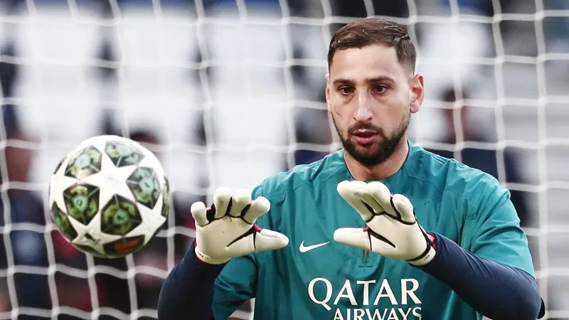 Gianluigi Donnarumma hoàn thành chuyển đến Man.City từ Paris Saint-Germain vào thứ Ba.
