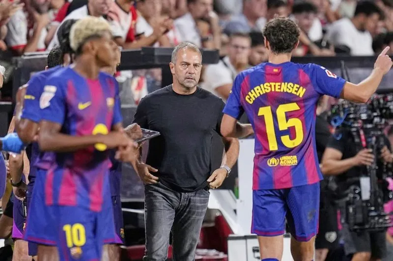 HLV Hansi Flick và Barcelona đối mặt nhiều thách thức sau kỳ nghỉ quốc tế.