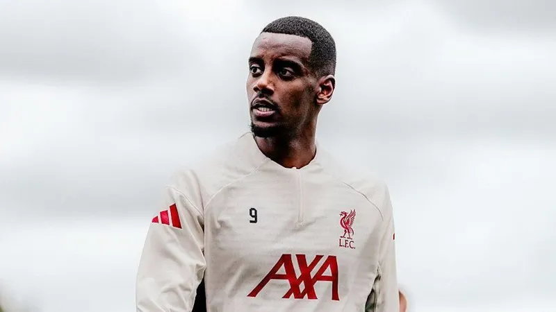 HLV Arne Slot của Liverpool lạc quan tân binh Alexander Isak sẽ dần hòa nhập.