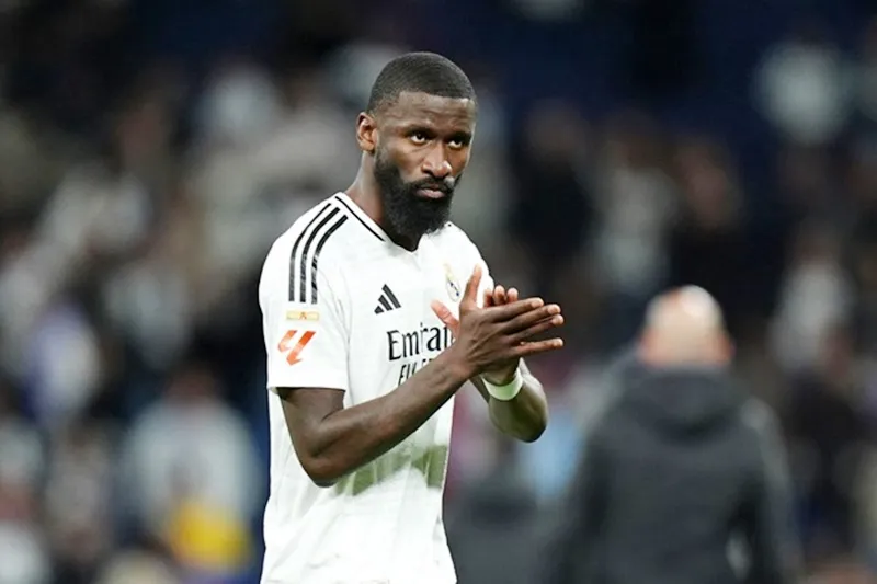 Antonio Rudiger chấn thương cơ chân trái và có thể phải ngồi ngoài khoảng hai tháng.