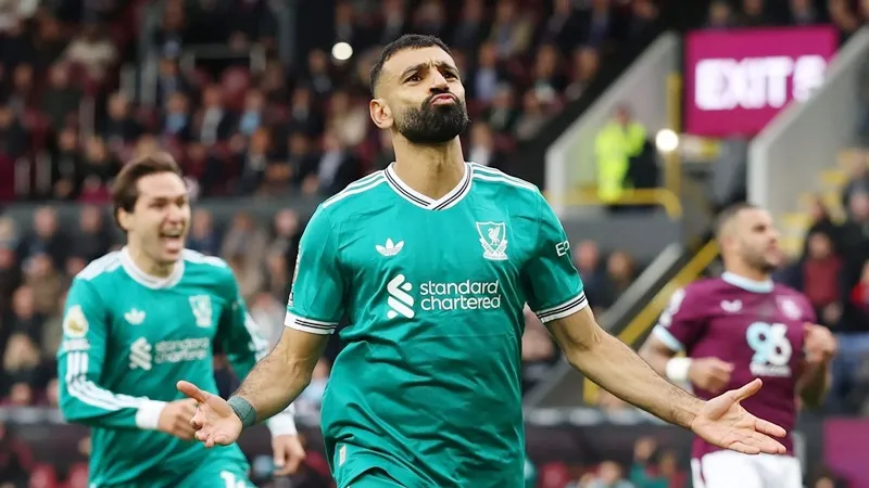 Mo Salah ghi bàn thắng quyết định trên chấm 11m