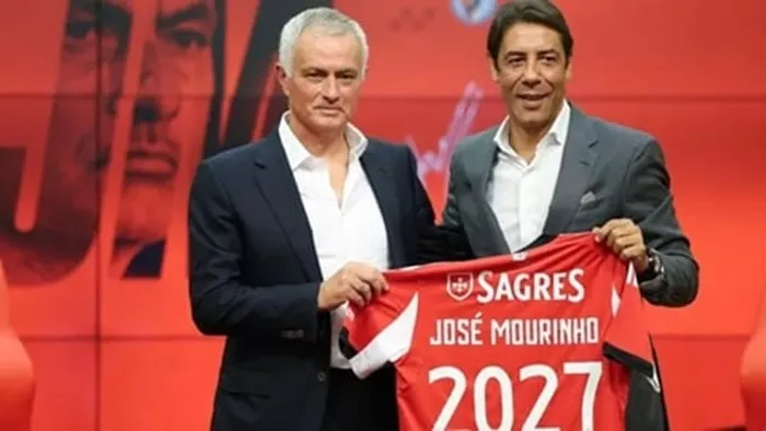 Jose Mourinho cùng Chủ tịch Rui Costa trong buổi ra mắt Benfica