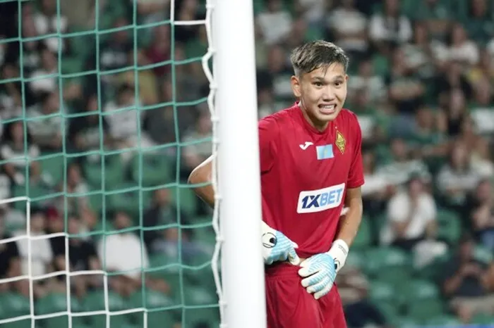 Thủ môn tuổi teen Sherkhan Kalmurza và CLB Kairat Almaty dù nỗ lực vẫn thua 1-4 tại Sporting Lisbon.