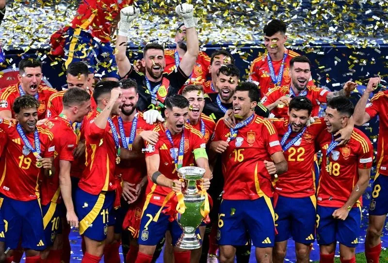 Nhà vô địch châu Âu Tây Ban Nha trở lại dẫn đầu bảng xếp hạng FIFA kể từ tháng 6-2014.
