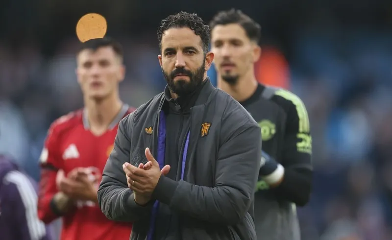 HLV Ruben Amorim tuyên bố “ngay cả Đức Giáo hoàng” cũng không thể thay đổi sơ đồ 3-4-3 của ông.