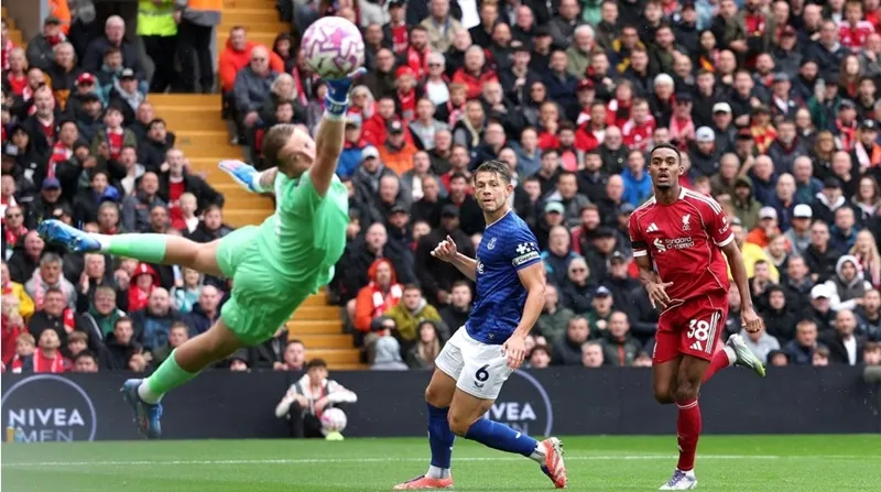 Ryan Gravenberch (phải, Liverpool) ghi bàn thắng tuyệt đẹp vào lưới Jordan Pickford (Everton)