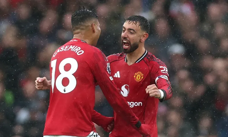 Bruno Fernandes ghi bàn thứ 100 cho Man.United trong chiến thắng hỗn loạn 2-1 trước Chelsea.