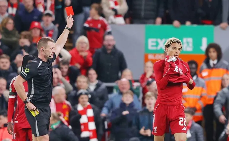 HLV Arne Slot tức giận với chiếc thẻ đỏ của Hugo Ekitike trong trận gặp Southampton.