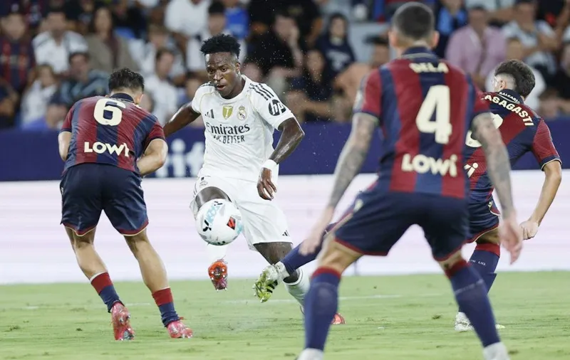 Vinicius Junior và pha ghi bàn mở tỷ số trong chiến thắng 4-1 của Real Madrid trên sân Levante.
