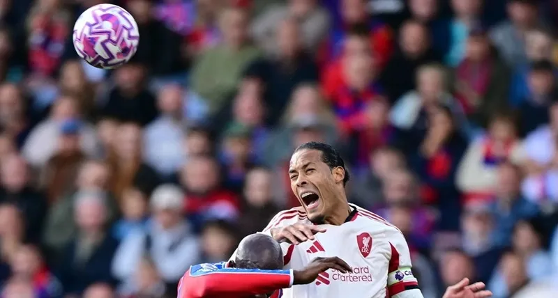 Trung vệ Van Dijk (Livepool) tranh bóng với tiền đạo Palace