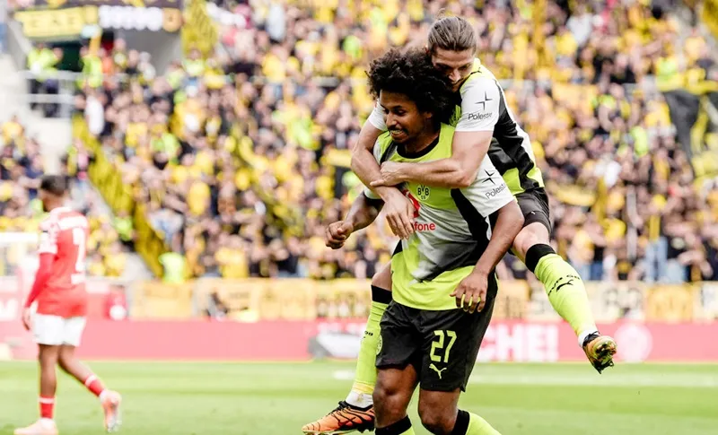 Karim Adeyemi lại ghi bàn giúp Borussia Dortmund giành chiến thắng 2-0 trên sân Mainz.