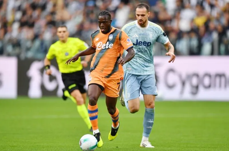 Kamaldeen Sulemana đã ghi bàn thắng đẹp mắt giúp Atalanta hòa 1-1 tại Juventus.