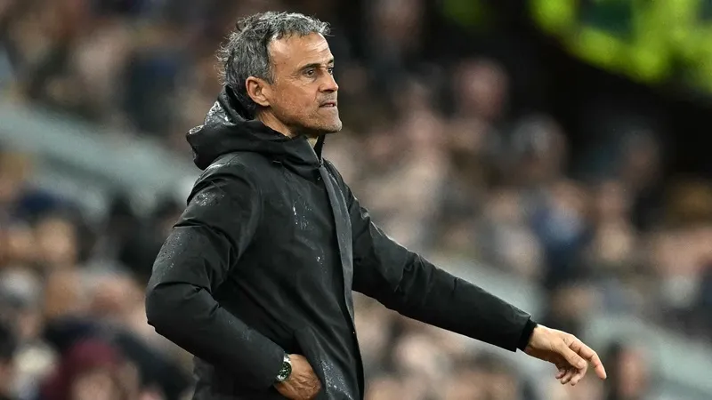 HLV Luis Enrique lo lắng khi danh sách “bệnh binh” kéo dài trước màn đại chiến với Barcelona ở Champions League.