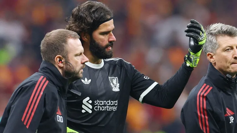 HLV Arne Slot xác nhận thủ môn Alisson Becker vắng mặt trong trận đấu với Chelsea cuối tuần.