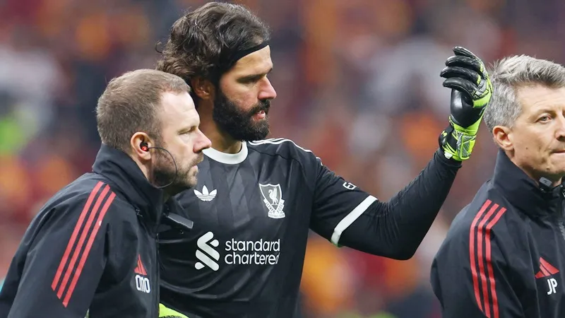 Alisson có thể vắng mặt nhiều trận quan trọng của Liverpool trước Chelea và Man.United.