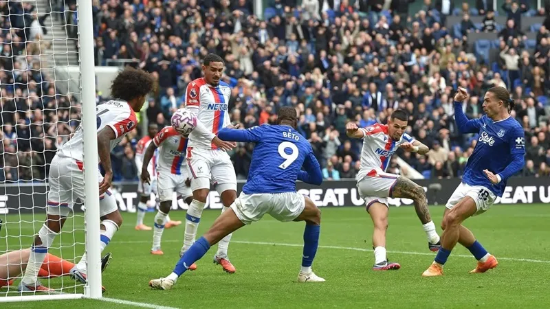 Daniel Munoz lúng túng phá bóng và Jack Grealish (phải) khôn ngoan kê chân làm tung nóc lưới