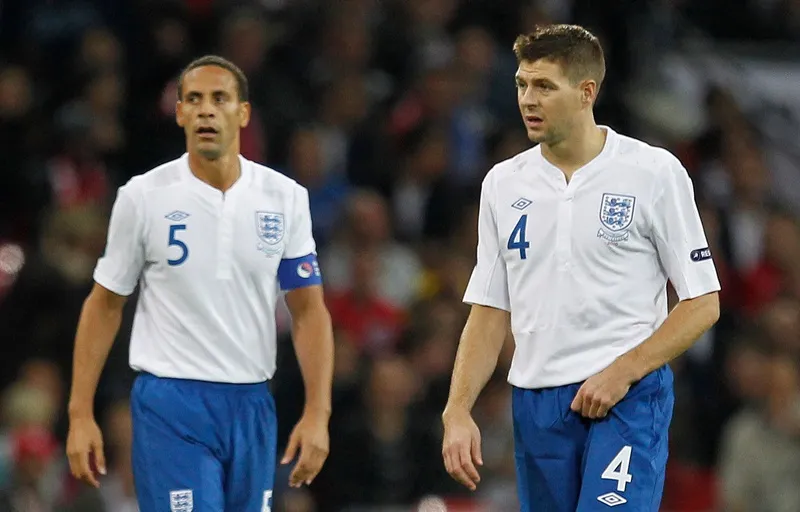 Steven Gerrard tin rằng cái tôi và sự cạnh tranh quá mức ở cấp CLB đã ngăn cản tuyển Anh thành công.