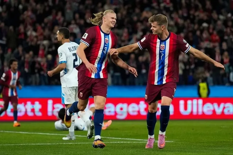 Erling Haaland ăn mừng chiến thắng