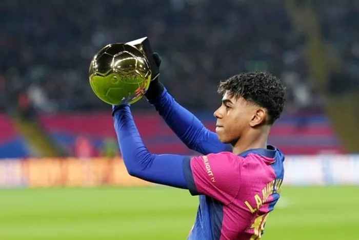Lamine Yamal khoe giải thưởng Golden Boy 2024 trước trận đấu La Liga của FC Barcelona.