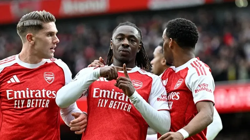 Tiền đạo người Anh ăn mừng bàn thắng đầu tiên của mình cho Arsenal