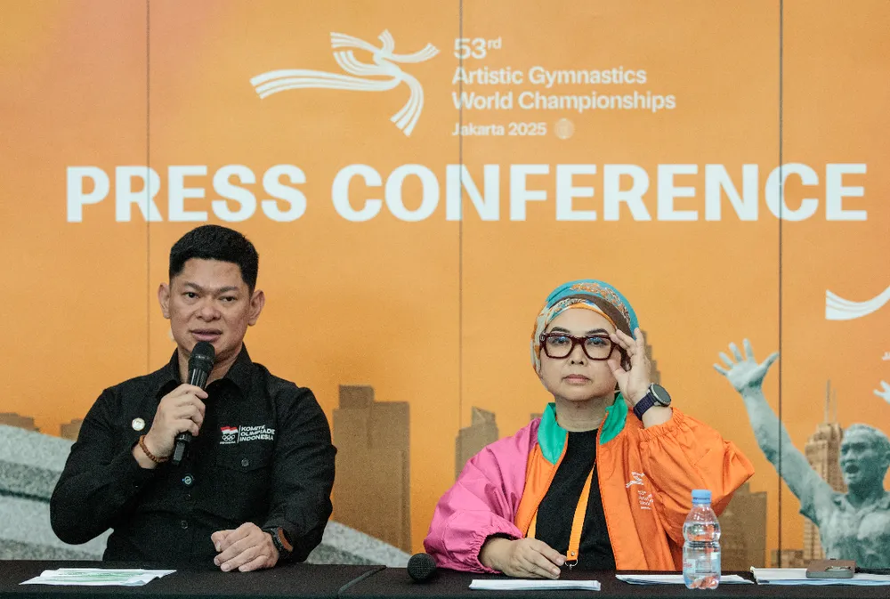 Chủ tịch Ủy ban Olympic Indonesia, Raja Sapta Oktohari (trái).