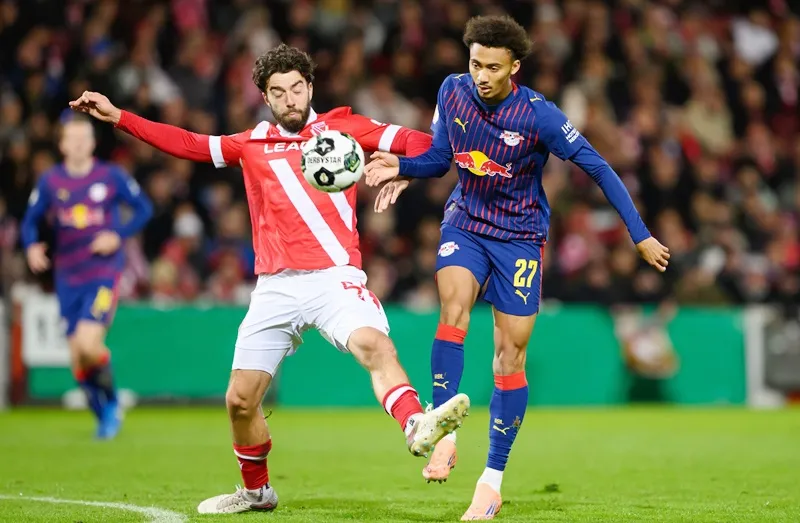 Chiến thắng 4-1 của RB Leipzig (phải) trên sân đội hạng 3 Energie Cottbus bị lu mờ sau cái chết của một cổ động viên đội khách.