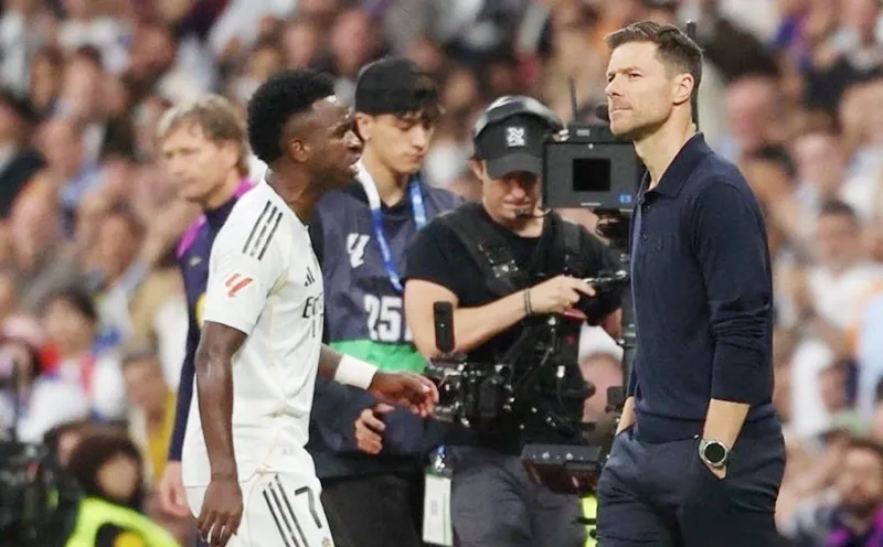 Vinicius Junior phản ứng không thể chấp nhận được sau quyết định thay người của HLV Xabi Alonso.