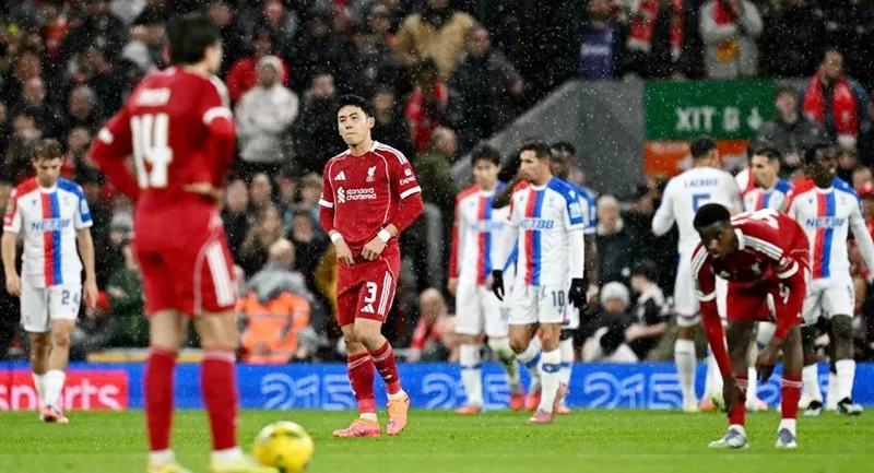 Liverpool chia tay Cúp Liên đoàn khi thua 0-3 trước Crystal Palace tại Anfield.