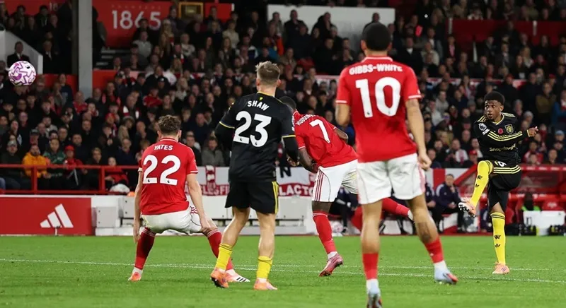 Amad Diallo (phải, Man United) ghi bàn thắng đẹp mắt ở phút 81