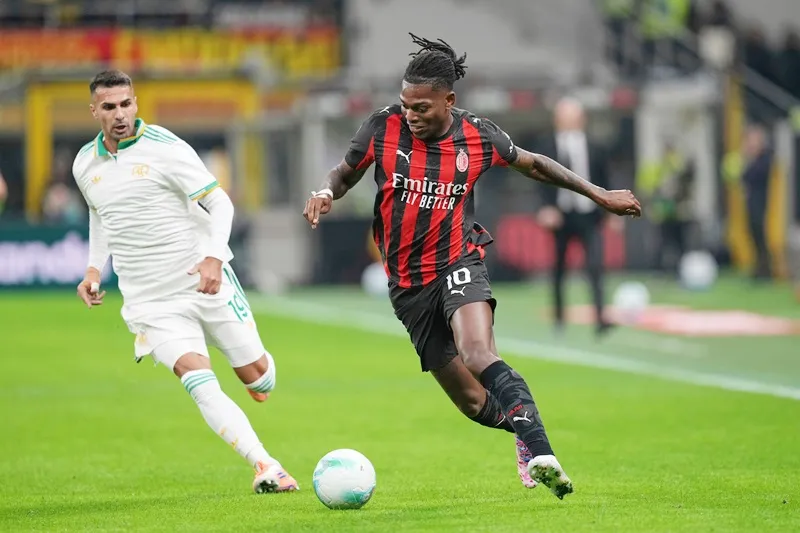 Rafael Leao tiếp tục thăng hoa dẫn dắt AC Milan đánh bại AS Roma 1-0.
