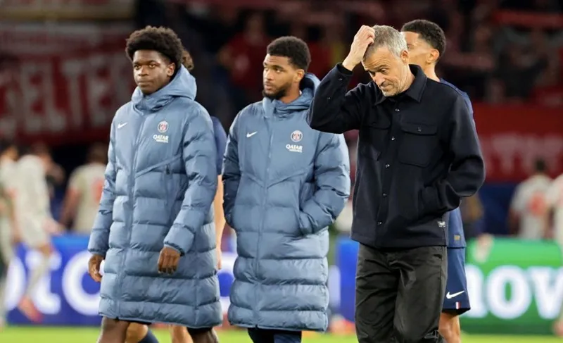 HLV Luis Enrique chỉ trích Paris Saint-Germain đã tặng Bayern Munich các bàn thắng.