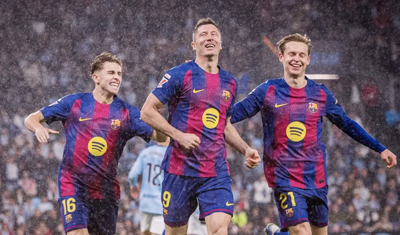 HLV Hansi Flick tin rằng Barcelona đã đáp trả chỉ trích khi đánh bại Celta Vigo 4-2.