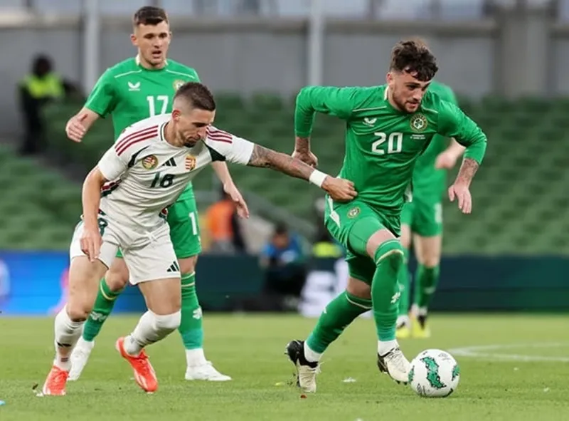 Troy Parrott (phải, CH Ireland) đi bóng qua Zsolt Nagy (Hungary)