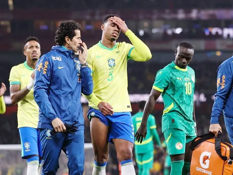 HLV Mikel Arteta lo lắng khi trung vệ Gabriel chịu một chấn thương có vẻ nghiêm trọng.