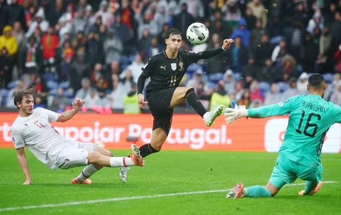 Joao Felix trước khung thành Armenia.