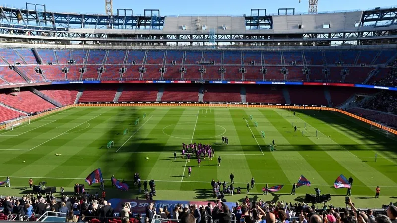 Barcelona chào đón gần 23.000 người hâm mộ tham dự một buổi tập mở tại Camp Nou vào đầu tháng 11. Ảnh: ESPN
