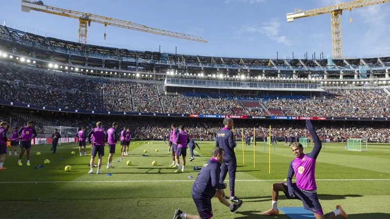 Cầu thủ Barcelona trong lần đầu trải nghiệm tại sân Camp Nou sau hơn 2 năm. Ảnh: AFP