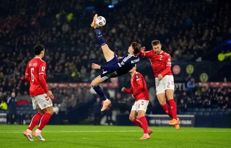 Siêu phẩm “xe đạp chổng ngược” của Scott McTominay